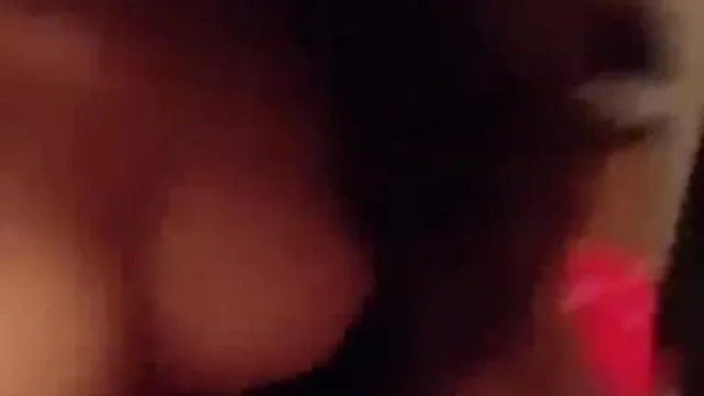 Ma copine aux gros seins sait trembler ! Je continue à monter sur ma taille jusqu'à ce que mon copain se sente si bien