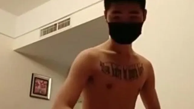 骚气逼人的主播糖糖~大冷天户外勾搭小处男一起开房啪啪~