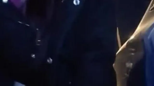 驱车前往河边啪啪啪~突然路人经过只好速速躲回车上继续啪啪啪!!