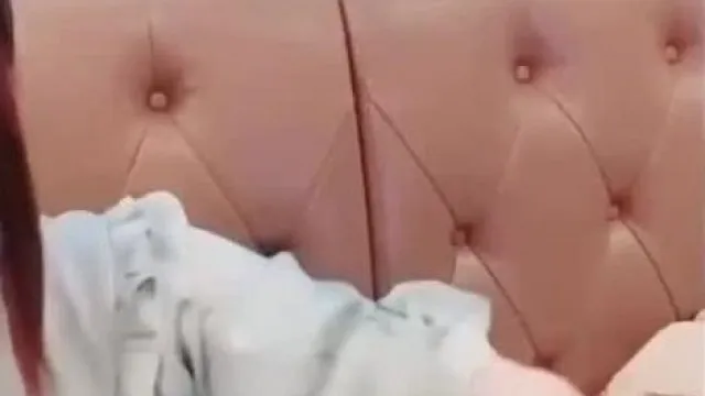 L'ancre de fille chaude présente un beau mec riche de deuxième génération ~ tient d'abord le microphone, puis la grosse bite ~