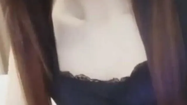 A âncora de pele clara brinca com sua buceta ~ ela se sente como uma estrela de Hong Kong !!