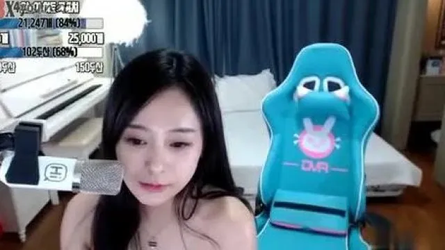 [韩国] 美乳主播空中聊色~脱衣服是看心情的~我的美乳你看得见!!
