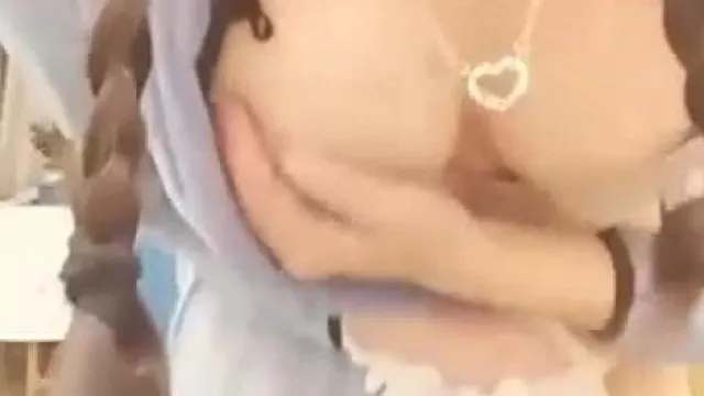 把胸部圈成一个圆~脱下内裤玩穴穴~