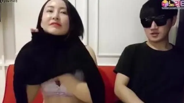 [韩国] 墨镜哥把熟女放在手掌内游玩~人帅真好~吃得死死的~