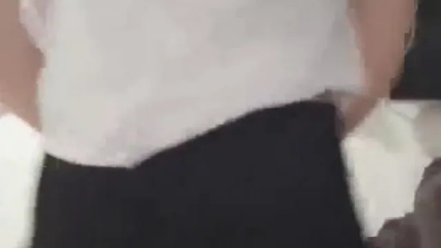 萌鹿鹿自拍热舞~ (8) 玲珑有致的身材~连坐在一旁的干哥也忍不住出手了!!