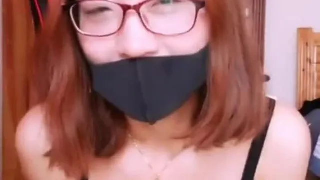 椅子上的自慰时间~眼镜主播直接浪插到喷水~