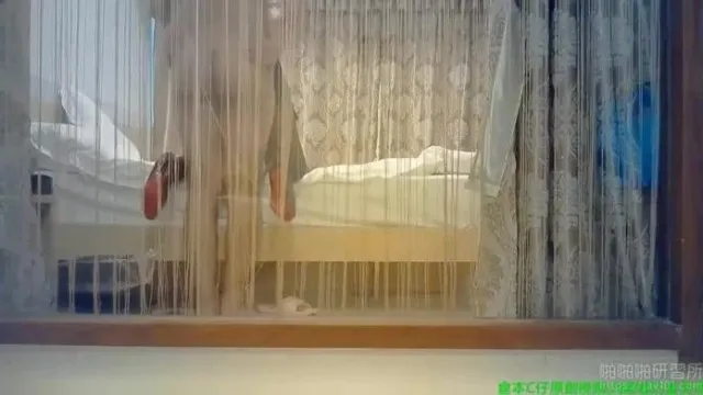 仓本C仔 酒店爆插黑丝袜大波妹~波大翘臀一定很会生!!被操到穴穴舒服浪叫~