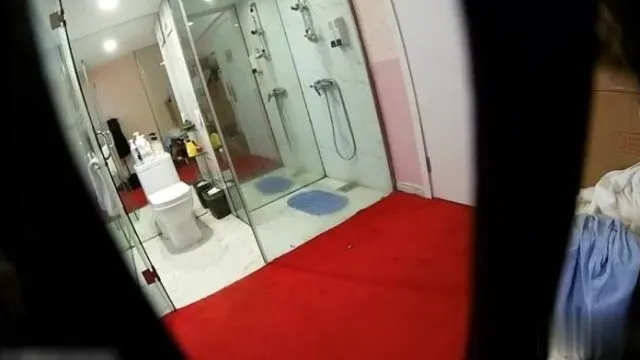 真实偷拍模特换衣洗澡! 工作人员先离开想不到角落偷藏摄像机