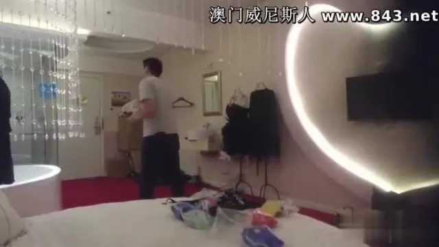 美女MODEL邹邹换衣全程被无良摄影师串通偷拍卖出