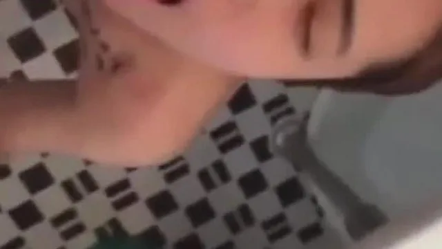 音がとても大きいです！衝撃満載のトイレでのセックス記録