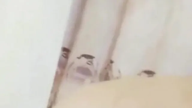 现在是凌晨三点钟~小情侣半夜痒痒~边爱爱边直播~结果被乾爹们嫌看不到头了~