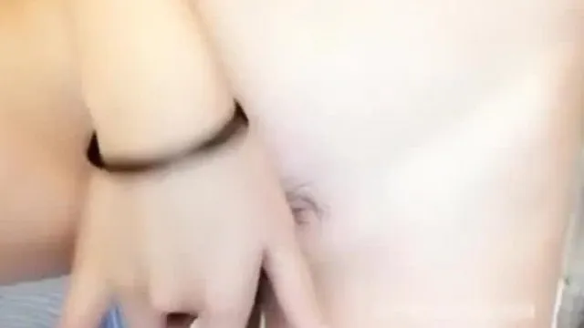 御姐范进厂维修后胸前更猛了~摸着大骚穴呻吟挑逗让乾爹更硬了!!
