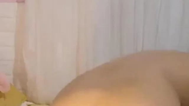 可爱眼镜娘 风骚学妹的性生活~床上怎么有根屌呢~随手拿来玩才知道绝顶爽歪歪!!
