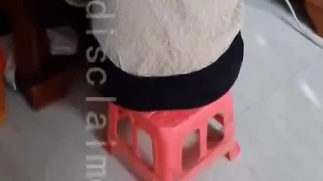 闯入正在吃早餐的少妇家~直接拉到阳台打一砲~白天不方便脱衣服当然直接爽吃一波~