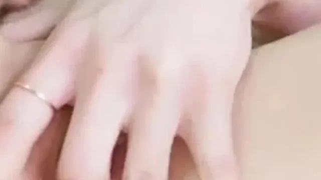 菸瘾很大的主播~一手抠逼一手抽菸~性爱和菸瘾都要顾好啊~