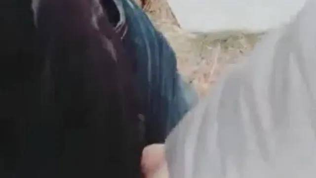 黑丝袜少妇公园约啪~勾搭上网车司机~激情车震与野战~