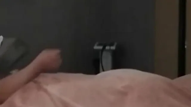 La masseuse diffuse secrètement une émission en direct au travail ~ prenant des photos de tout tout en servant les clients (2) !!