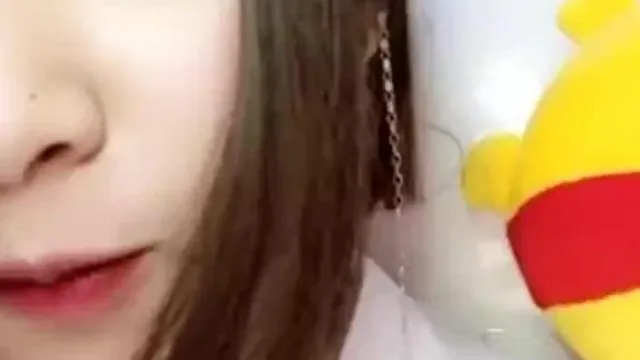 清纯萌妹主播懵萌梓~2019开春自慰大秀~一次把跳蛋跟假屌塞满鲍鲍~