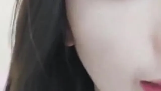 Ancre noire de diffusion en direct implorant un combat, doigté de chatte extravagant jusqu'à l'orgasme