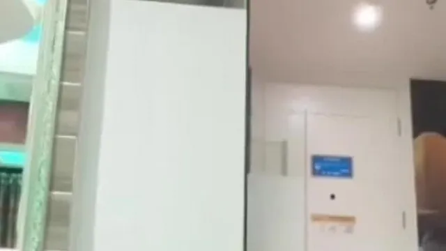 La virgen casta y feroz tiene grandes pechos. Yo sacudo mis pechos mientras otros hacen TikTok.