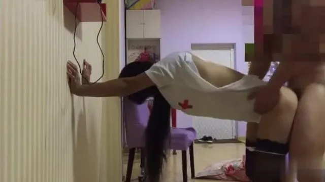 同事丈夫不在就去他家玩制服爱爱