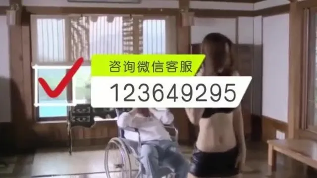 Après que le photographe ait continué à faire pression, la mannequin chinoise Anya a laissé sortir le champignon entre ses jambes pour rencontrer les invités 15