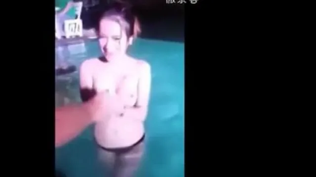 Секс-вечеринка на верхнем этаже отеля~Модель играет в бассейне наверху~Обнажена большая грудь~
