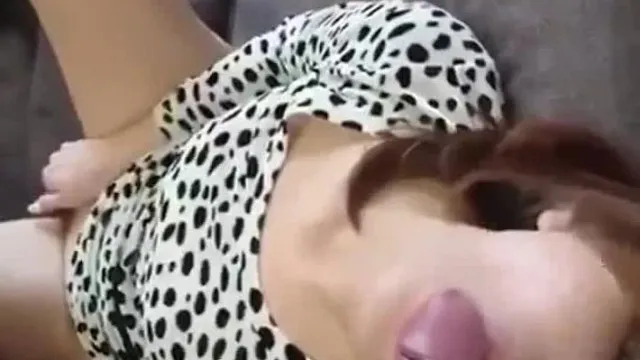 Ma copine oublie de manger de la bite~ Sa main droite n'oublie pas de continuer à toucher sa propre bite~