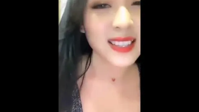 Liu Xia, uma estudante de 22 anos da Harbin Normal University com boa aparência, vazou seu emocionante show de estreia. Ela esfrega seus lindos seios e insere os dedos na vagina. Ela está tão louca pela primeira vez. seu rosto perfeitamente. Versão Full HD 012857002227.