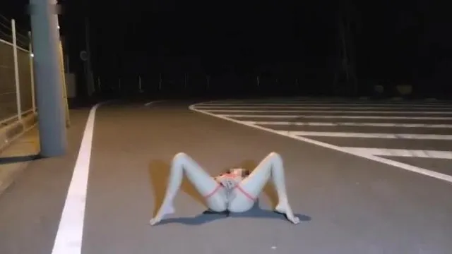 As meninas da cidade sabem mesmo brincar e se masturbar na rua