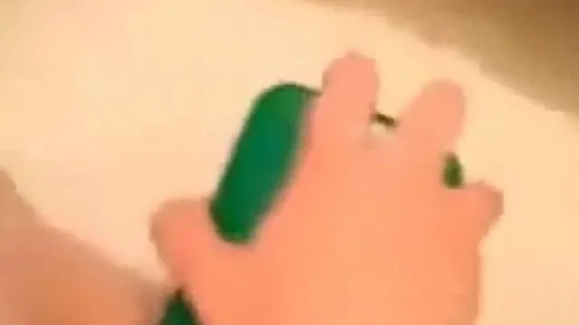 La guarra está tan cachonda que se folla el coño con un cepillo grande
