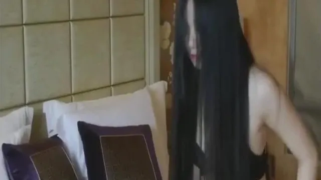 Recommandation sanglante : Fu Ge, la riche deuxième génération, s'enregistre dans une chambre d'hôtel pour jouer avec un modèle publicitaire de shampoing, qui ressemble à Lujiazui HD sans filigrane 2