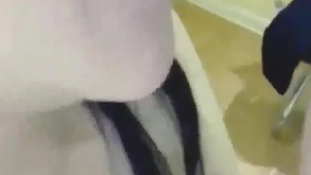 Una linda chica loli de piel clara que es una celebridad de Internet fue a una habitación con un fan de su tío para tener relaciones sexuales. Parecían tener relaciones sexuales dos veces.