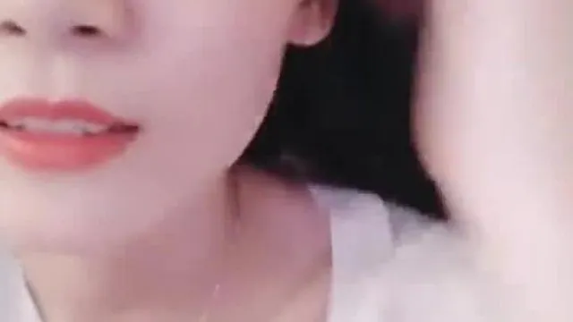 Una belleza de buena apariencia, piel clara y figura esbelta se ducha en el baño. Es muy tentador. Si te gusta, no te lo pierdas.