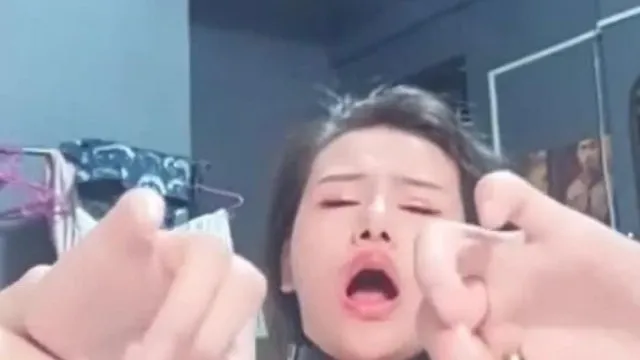 La jeune femme la plus coquine SM attachée plug anal, anus inséré, fouet en cuir, ventouses B, sucer la chatte, accessoires divers, spectacle fou de Ziwei 02