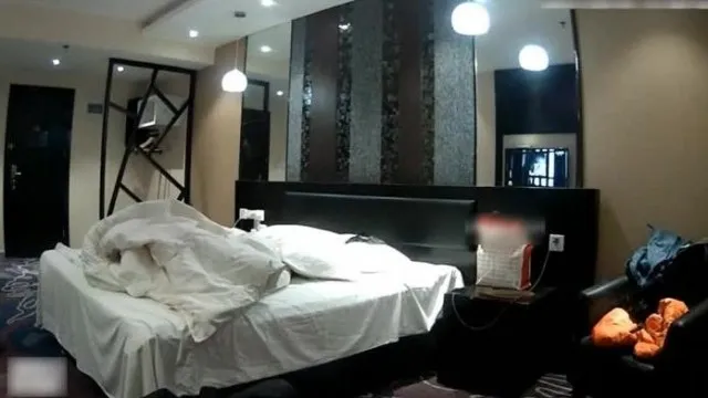 TP高挑性感的大长腿美女带着刚才网上买的性感情趣服和男友啪啪
