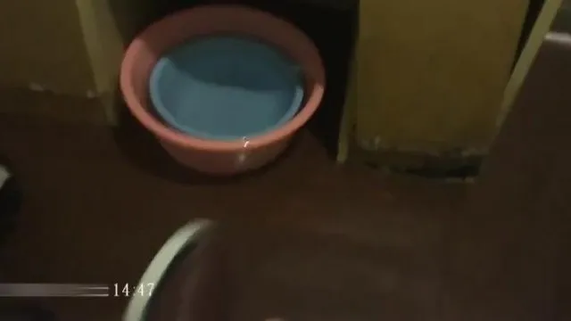 城中村嫖妓转悠了半天还是觉得穿风衣的妹子漂亮跟她进房来一炮高清双视角拍摄