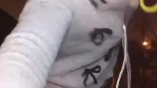 La conduttrice Mei Xin si è recata in libertà in una giornata piovosa, ha tenuto un ombrello e ha messo in scena uno spettacolo seducente di mirto crespo in mandarino.