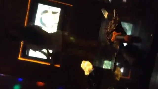 Scène obscène Emgrand KTV, salle privée de luxe KTV, beaux seins La princesse K exécute une danse polyvalente et passionnée, une pipe à l'entrejambe, chevauche et fait l'amour tout en chantant au karaoké, obscène et excitant, version haute définition 1080P