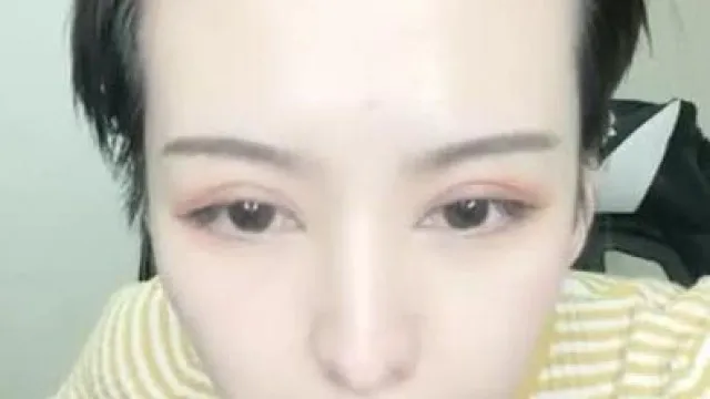 帅气短发妹子椅子上掰开逼逼特写诱惑抬起双腿露逼近距离特写摸几下出白浆很是诱惑喜欢不要错过