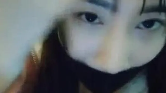 La dulce chica de coletas gemelas, Sisi, se masturba en el suelo del baño. Después de bañarse, juega con el vibrador en el sofá y luego se mete el vibrador. Si te gusta, no te lo pierdas. .