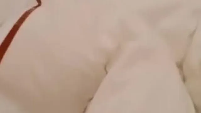 红色内衣漂亮妹子在睡觉脱下内裤露逼诱惑翻身退下内裤露出嫩逼毛毛挺多很是诱惑喜欢不要错过