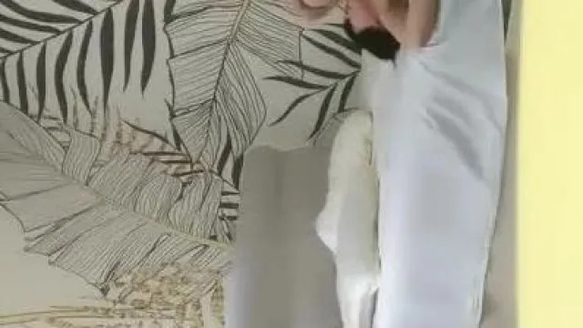 Mon frère a pris rendez-vous avec une jeune femme aux cheveux courts au Vietnam. Elle a fait du sexe TP et du sexe oral et l'a baisée fort. Si vous aimez ça, ne le manquez pas.