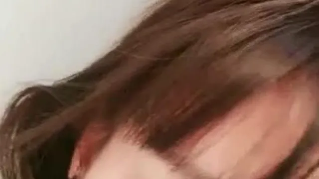 ショートヘアで容姿端麗な可愛い女の子「KIKI」がバイブでオナニーして水を噴き出し、彼女の毛のないピンク色の穴が振動する喘ぎ声で満たされていくのがとても魅力的です。