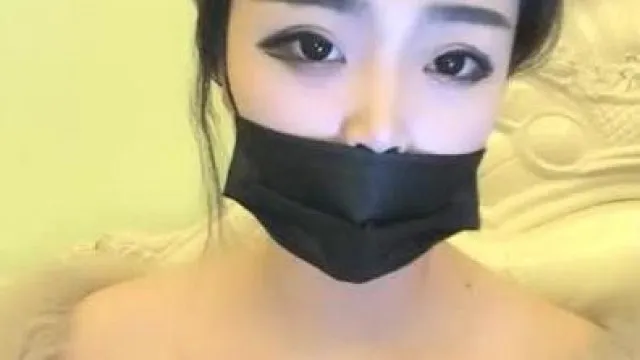 高颜值丰满肥逼御姐【小蝴蝶】揉搓奶子自摸逼逼，近距离特写手指插入，很是诱惑喜欢不要错过