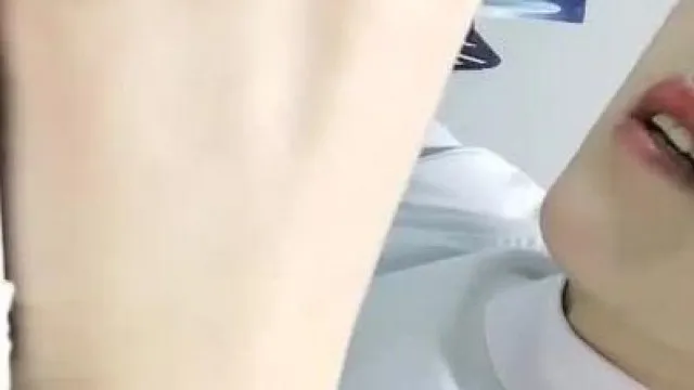 高颜值小护士【薛定谔的猫】上班时间诱惑，来大姨妈小尺度露奶非常诱人，很是诱惑喜欢不要错过