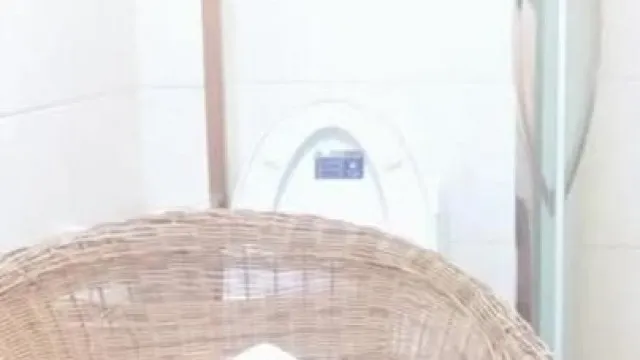 喜欢被舔逼的白嫩桃子奶妹子，被无套内射了还是不过瘾，高颜值极品身材上下都粉嫩，跳蛋插穴再享受一会儿