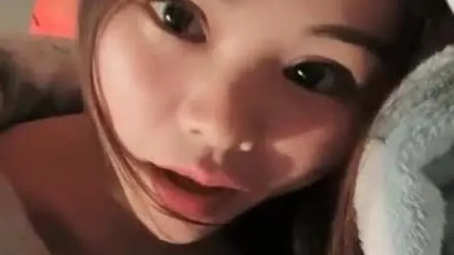 颜值不错丰满大屁股妹子【单单妹】户外露奶自摸，车内翘屁股露逼非常诱人，很是诱惑喜欢不要错过