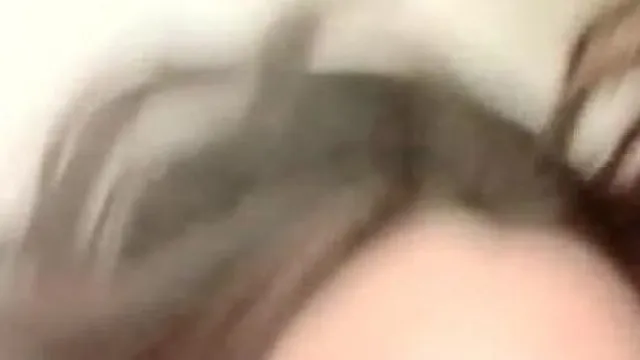 La pequeña y linda plataforma (anteriormente kawaii) La Sra. Yezi 111 trajo a su mejor amiga para tener sexo juntos, 1 hombre y 2 mujeres, sexo apasionado, muy tentador.