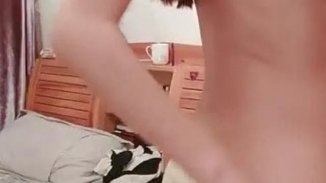 颜值不错苗条眼镜妹子双人秀 翘起双脚掰开逼逼口交舔JJ非常诱人 很是诱惑喜欢不要错过